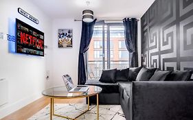 Maevela Apartments - Arcadian Versace Themed Apt ☆ Huge Balcony / Free Parking → Free Netflix -2 Min Walk From Birmingham Hippodrome Theatre, Arcadian, China Town, Sidewalk Club, Gay Village, 5 Mins From New Street Train Station - Birmingham Grand Ce
